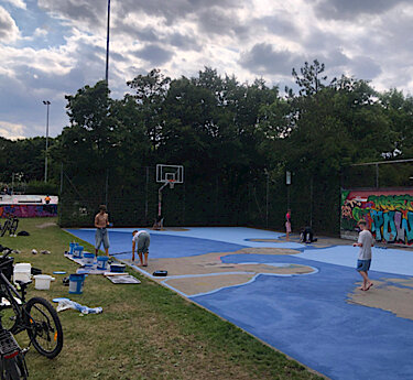 Jugend gestaltete neuen Basketballplatz an der Skateranlage Foto 2